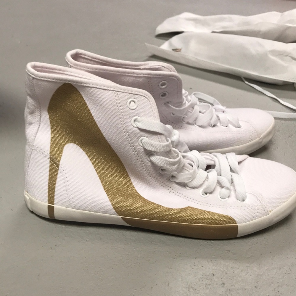 Be & D Size 10 sneaker gold and white shoe new